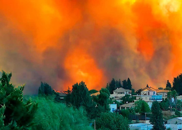 Incendio forestal cerca de Jerusalén continúa ardiendo fuera de control