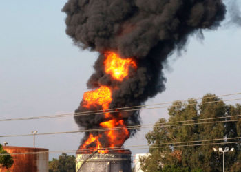 Bomberos del Líbano apagan un gran incendio en un depósito de combustible