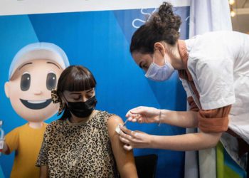 La tercera vacuna contra el COVID tiene la tasa más baja de efectos secundarios
