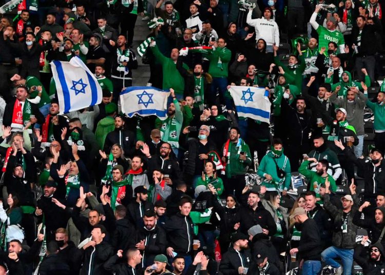 La UEFA investiga los insultos antisemitas contra fanáticos israelíes en un estadio de Berlín