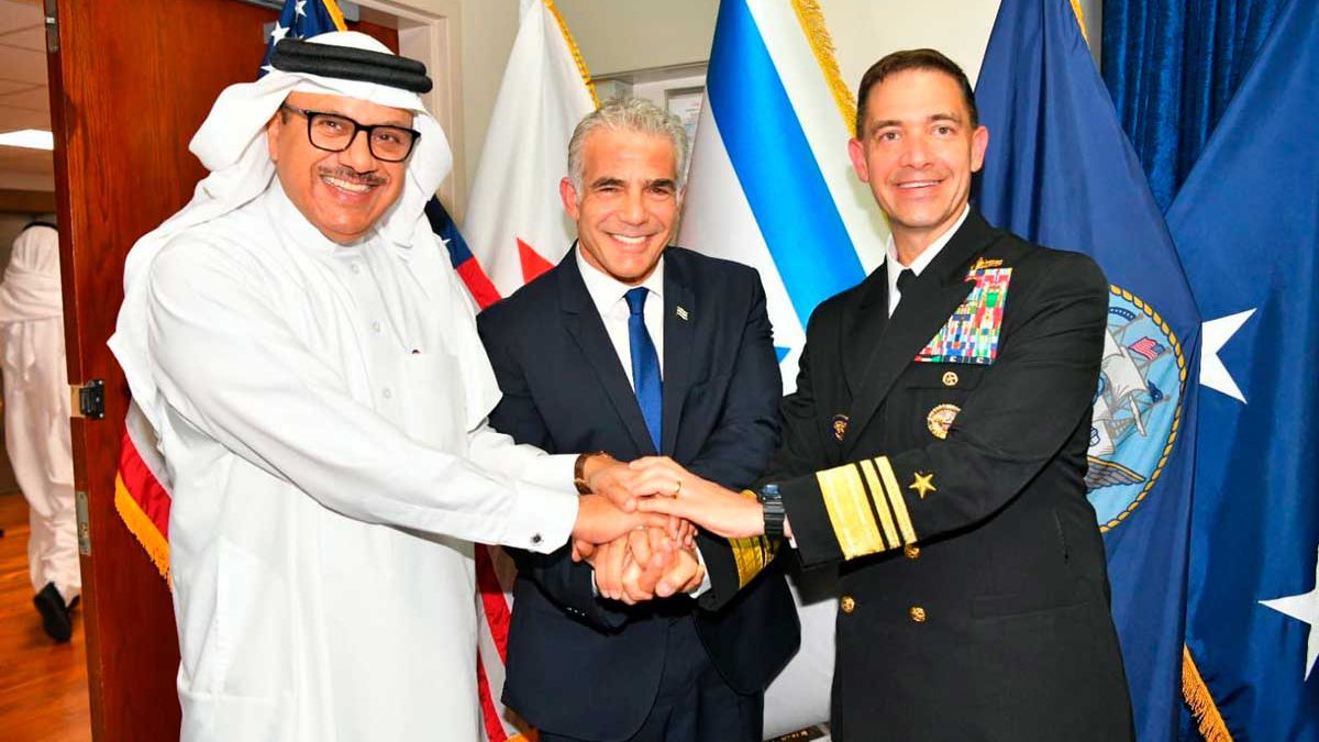La visita del canciller israelí a Bahréin incluyó un recorrido a una base de EE.UU. frente a las costas de Irán
