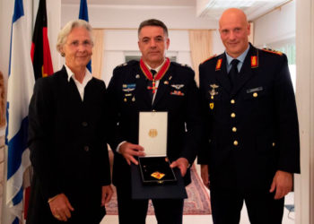 Jefes de las fuerzas aéreas de Israel y Alemania intercambian medallas de reconocimiento