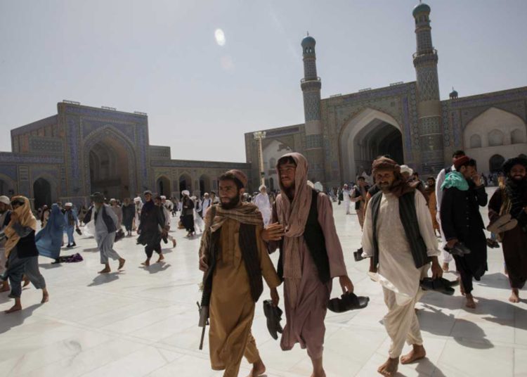 Más de 100 muertos en atentado suicida en mezquita de Afganistán