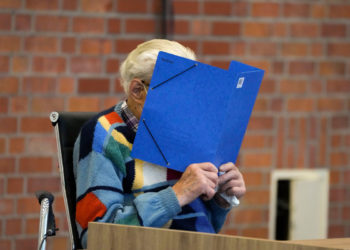 Ex guardia nazi de 100 años se niega hablar de las atrocidades del Holocausto durante su juicio