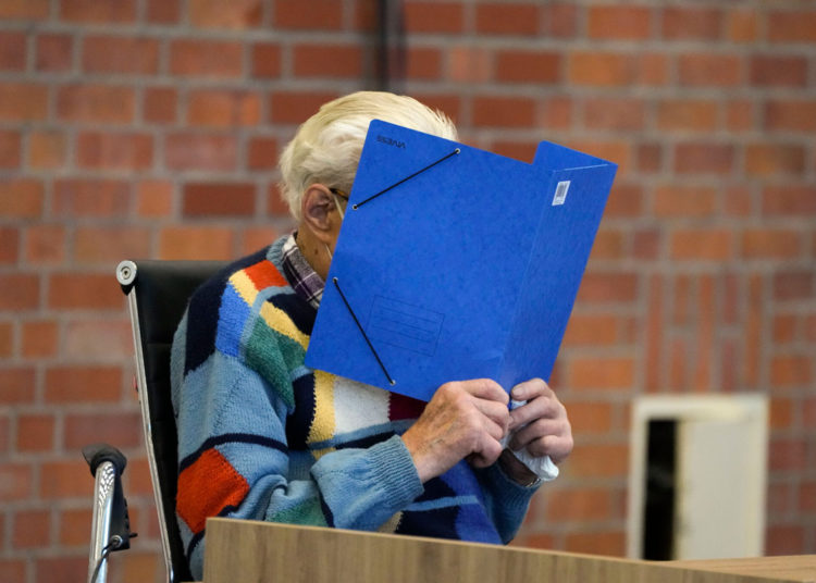 Ex guardia nazi de 100 años se niega hablar de las atrocidades del Holocausto durante su juicio