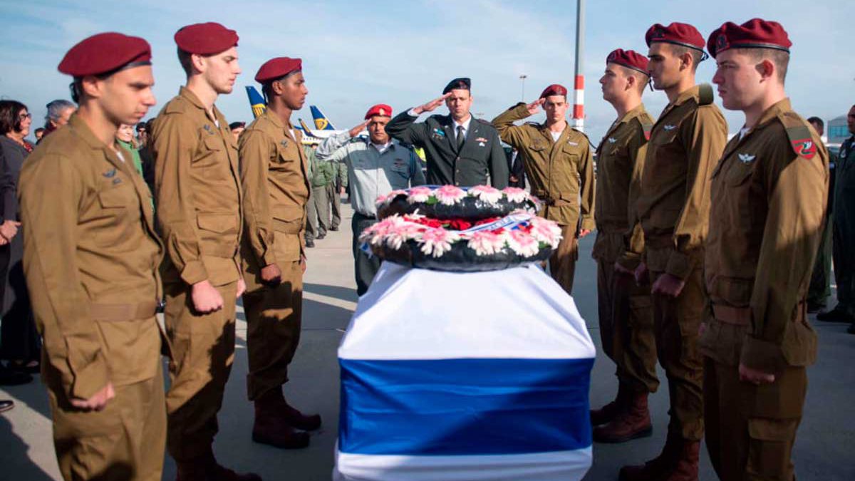 Los restos del primer paracaidista caído de las FDI regresan a Israel