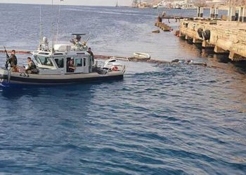 Buque naval atracado cerca de Eilat vierte petróleo en el Mar Rojo
