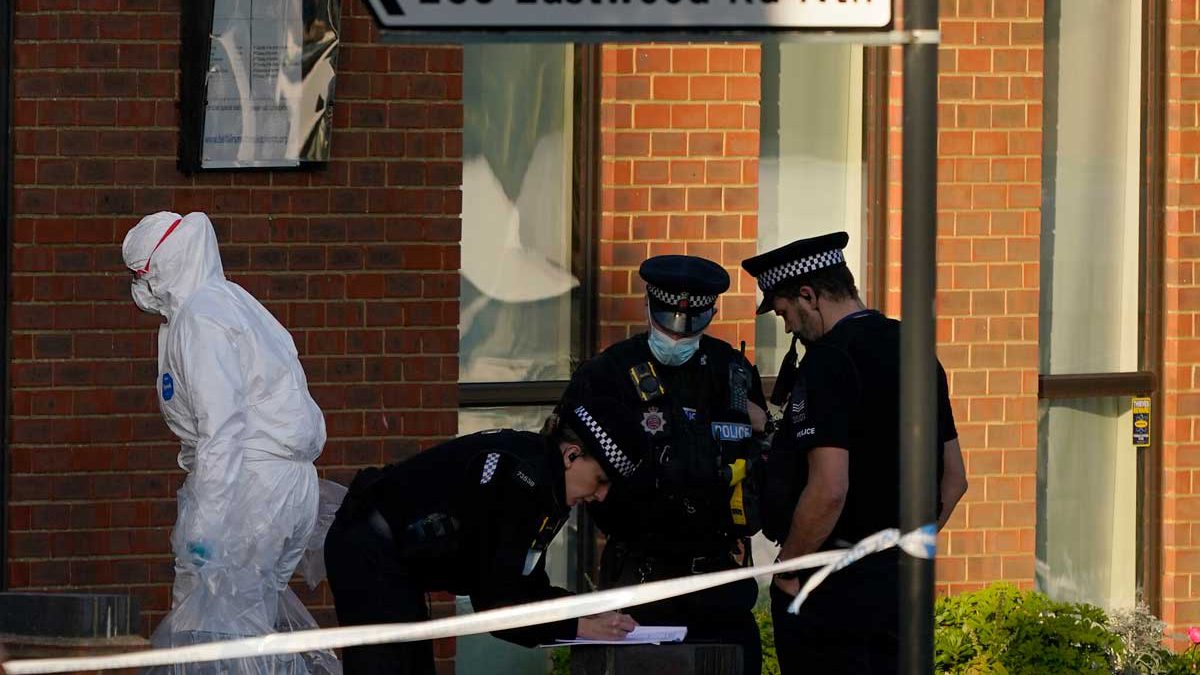 Policía antiterrorista británica investiga el apuñalamiento mortal de un diputado británico