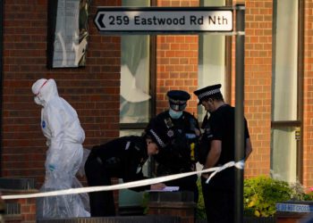 Policía antiterrorista británica investiga el apuñalamiento mortal de un diputado británico