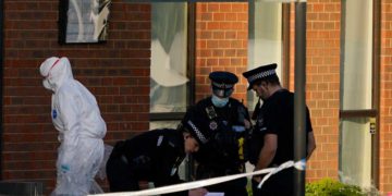 Policía antiterrorista británica investiga el apuñalamiento mortal de un diputado británico