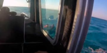 Vídeo: La policía rescata a un niño de 10 años en la costa de Herzliya