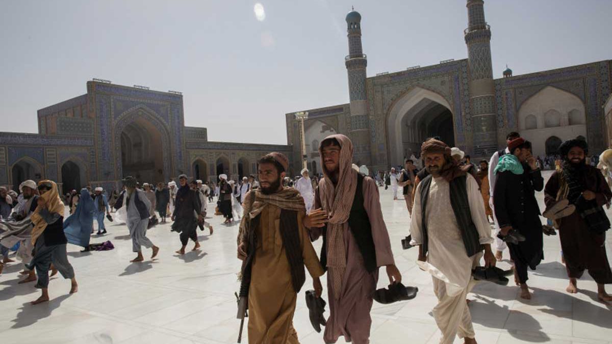 Talibanes refuerzan la seguridad en las mezquitas tras los atentados suicidas de ISIS