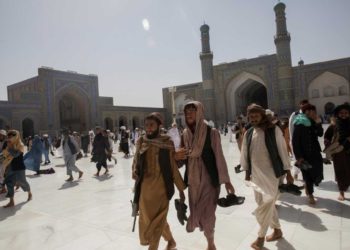 Talibanes refuerzan la seguridad en las mezquitas tras los atentados suicidas de ISIS