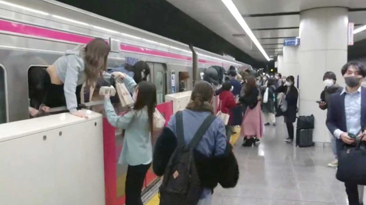 Un hombre disfrazado de Joker aterroriza un tren de Tokio: deja 17 heridos