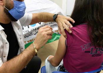 Casi el 50% de los padres israelíes planean vacunar a sus hijos contra el COVID