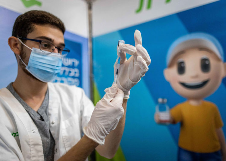 El 7% de los casos graves de COVID en Israel recibió tres vacunas