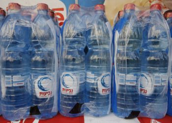 Neviot retira del mercado algunas botellas de agua de medio litro por infección