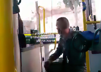 Árabes apedrean autobús público cerca de la Ciudad Vieja de Jerusalén