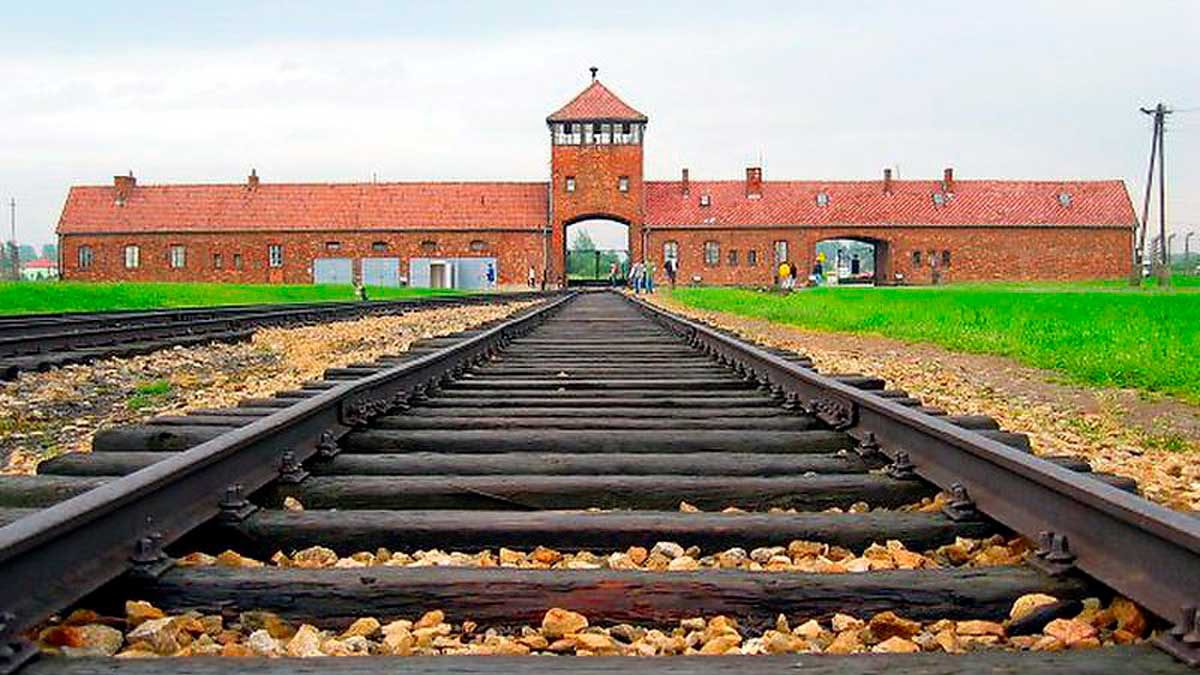 El campo de Auschwitz fue vandalizado con grafitis antisemitas que niegan el Holocausto