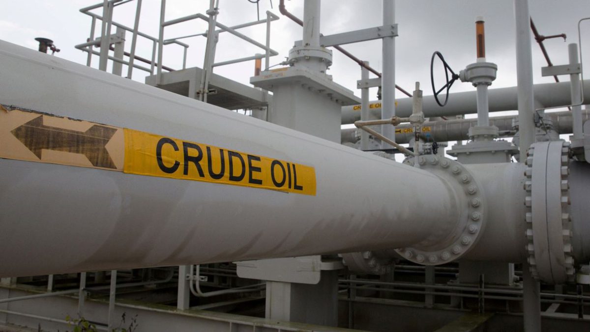 El petróleo cae mientras la OPEP+ estudia aumentar la producción en un mercado tenso