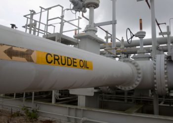 El petróleo cae mientras la OPEP+ estudia aumentar la producción en un mercado tenso