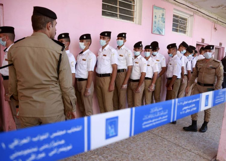 Bajo fuertes medidas de seguridad: los iraquíes acuden a las urnas para las elecciones anticipadas