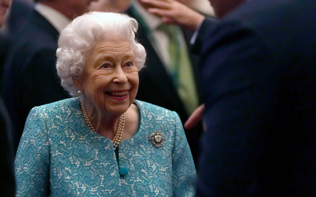 La reina Isabel II del Reino Unido vuelve al castillo tras una breve hospitalización