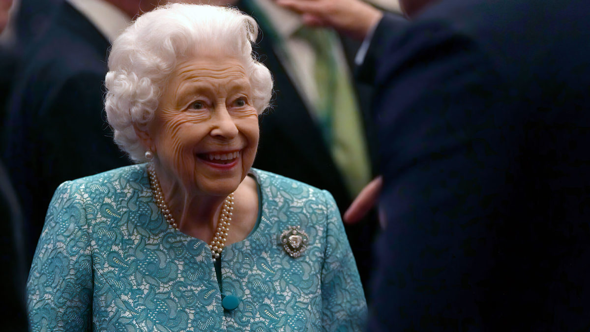La reina Isabel II del Reino Unido vuelve al castillo tras una breve hospitalización