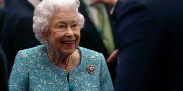 La reina Isabel II del Reino Unido vuelve al castillo tras una breve hospitalización