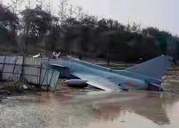 Vídeo del avión de combate chino J-10 que se estrelló en un río