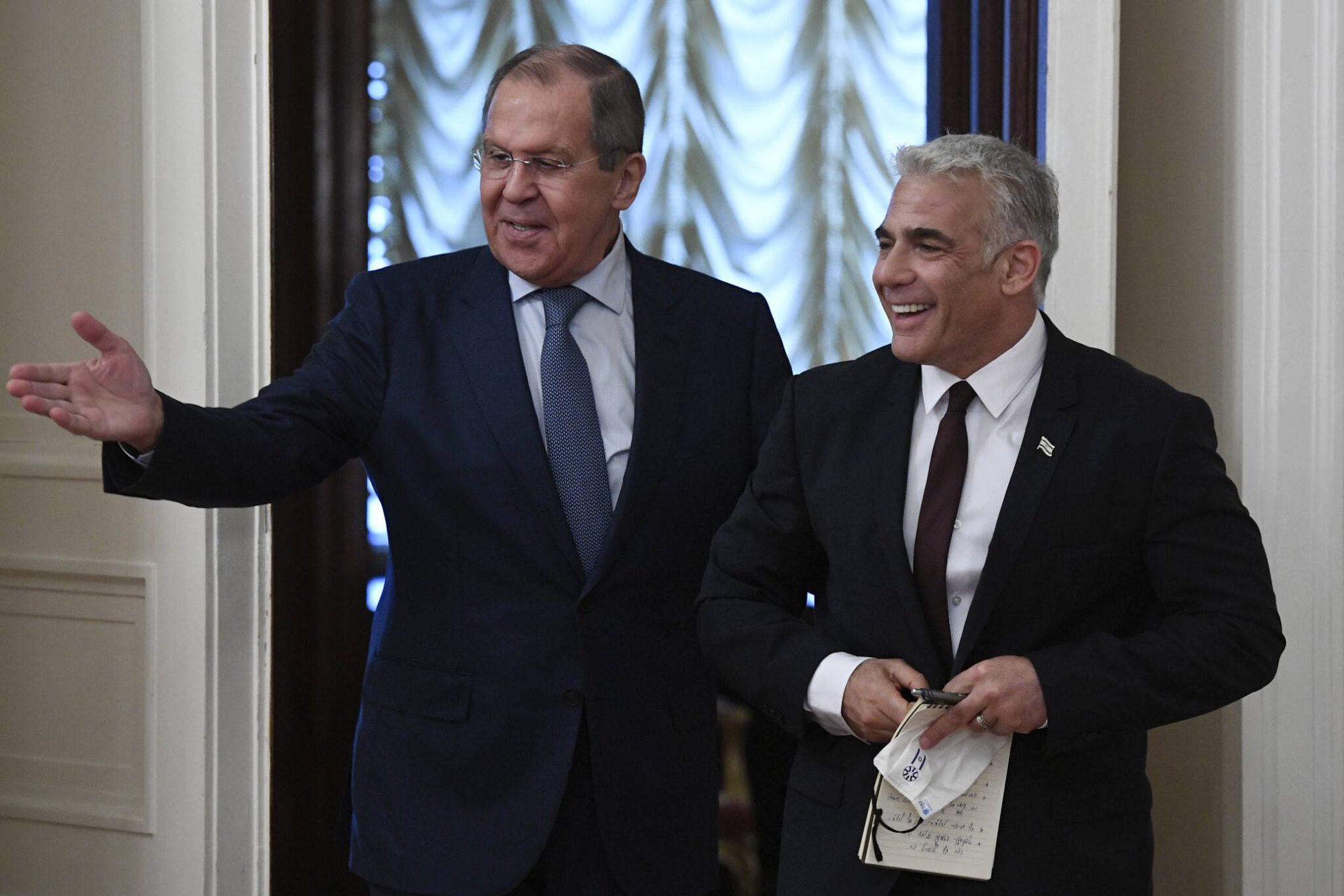 El ministro de Asuntos Exteriores ruso, Sergey Lavrov (izquierda), recibe al ministro de Asuntos Exteriores, Yair Lapid, antes de sus conversaciones en Moscú, Rusia, el jueves 9 de septiembre de 2021. (Alexander Nemenov/Pool Photo vía AP)