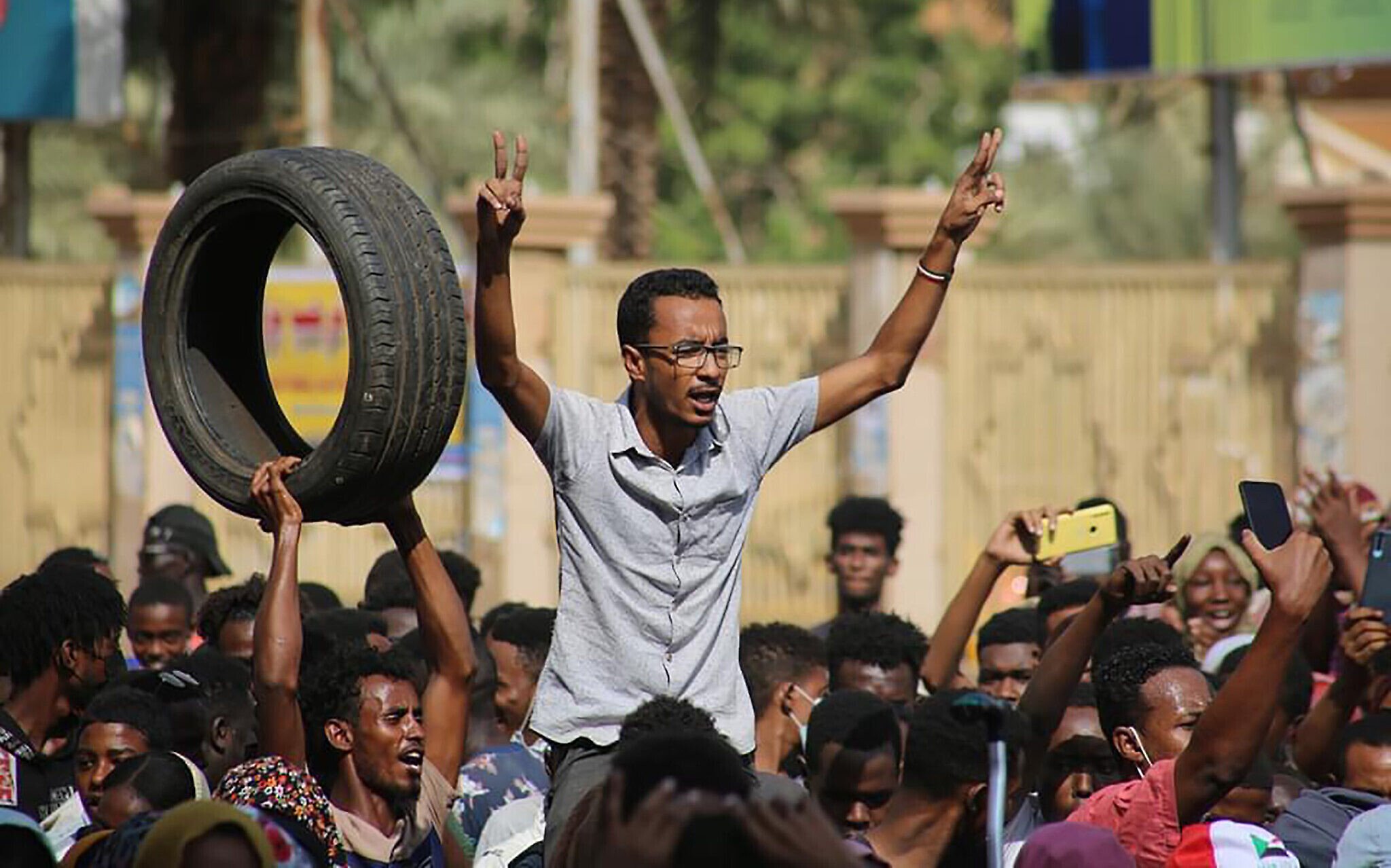 Miles de manifestantes a favor de la democracia salen a las calles para condenar una toma de posesión por parte de militares en Jartum, Sudán, el lunes 25 de octubre de 2021. (AP Photo/Ashraf Idris)