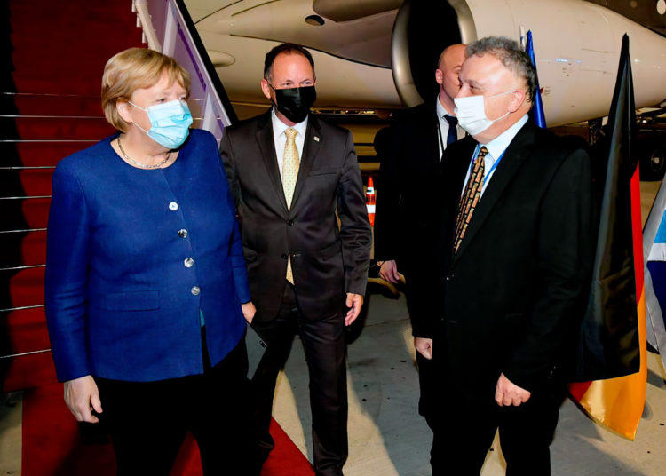 Merkel llega a Israel en su visita de despedida como canciller