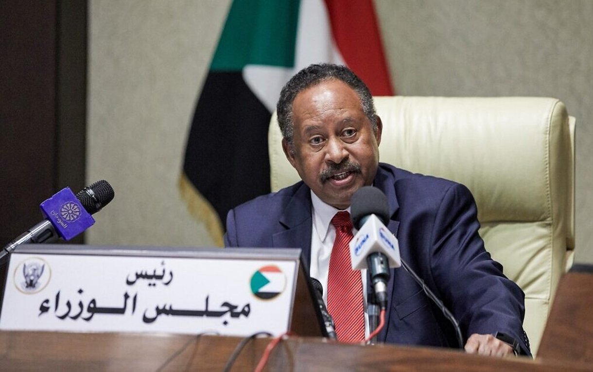 En esta foto de archivo del 18 de octubre de 2021, el primer ministro de Sudán, Abdalla Hamdok, preside una sesión de emergencia del gabinete en la capital, Jartum. (AFP)