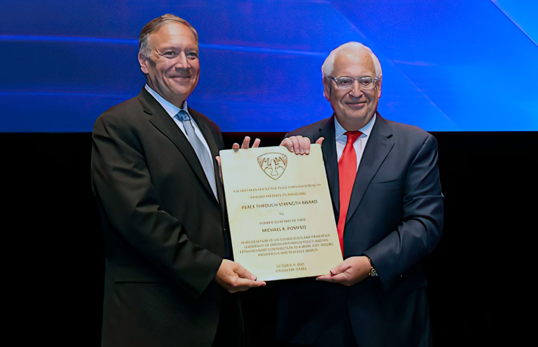 Mike Pompeo recibe el premio Paz a través de la Fuerza en Israel