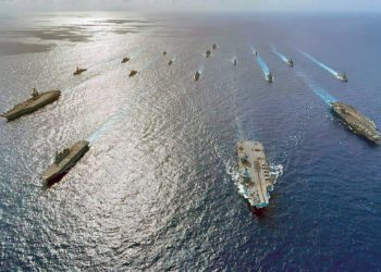 Grupos de ataque de portaaviones aliados operan juntos en el Mar de Filipinas
