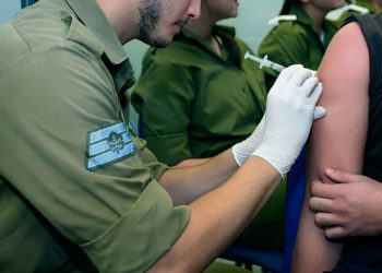 EE. UU. examina los datos militares israelíes sobre la vacuna de refuerzo