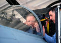 El presidente Herzog reconstruye la foto de su padre a bordo de un avión de la IAF