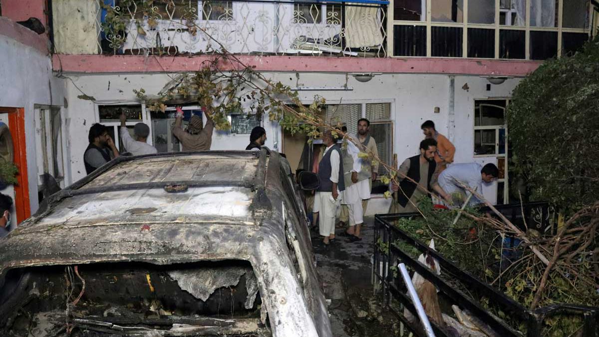 EE.UU. dice que su ataque que mató a 10 civiles afganos “no viola las leyes de guerra”