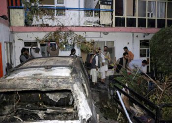 EE.UU. dice que su ataque que mató a 10 civiles afganos “no viola las leyes de guerra”