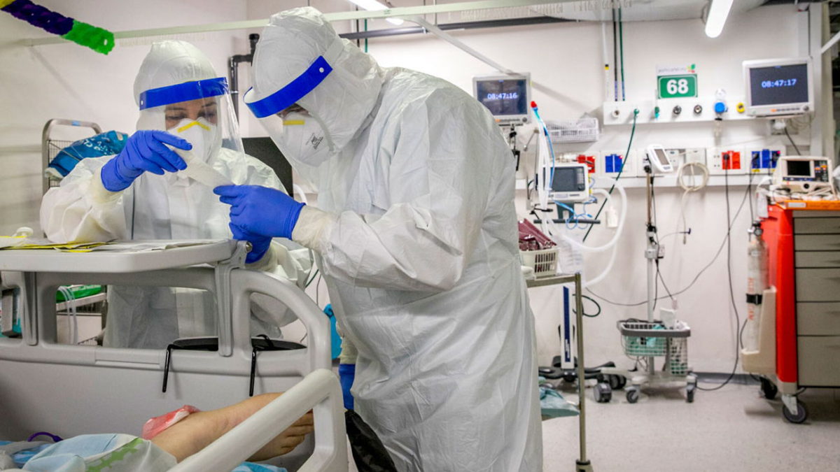 Dos médicos israelíes sospechosos de tener la variante Ómicron