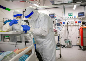 Dos médicos israelíes sospechosos de tener la variante Ómicron