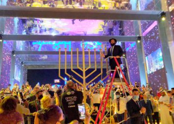 Los judíos del Golfo celebran Jánuca con ceremonias de encendido de velas