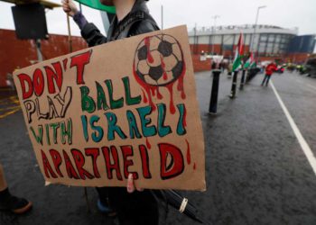 FIFA multa a Escocia por abuchear el himno nacional de Israel en un partido de fútbol