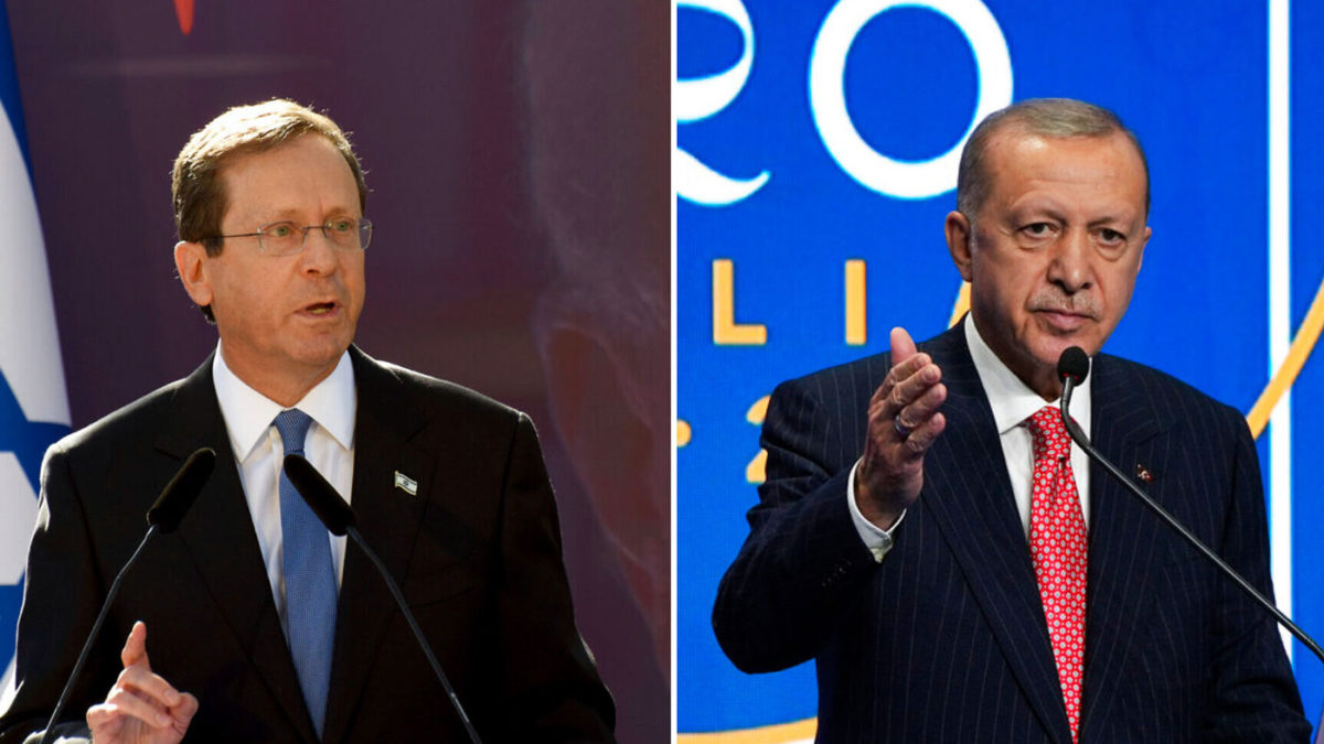 El presidente Isaac Herzog (izquierda) y el presidente turco Recep Tayyip Erdogan (derecha). (AP)