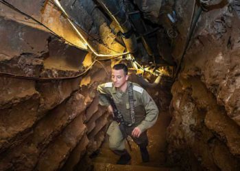 Miembros del Parlamento Europeo recorren los túneles terroristas de Hezbolá
