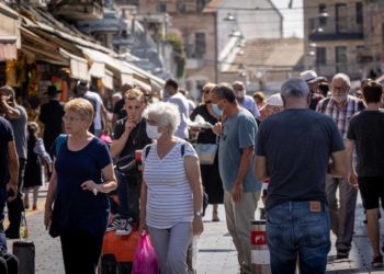 Israel evalúa nuevas restricciones si los casos de COVID superan los mil por día