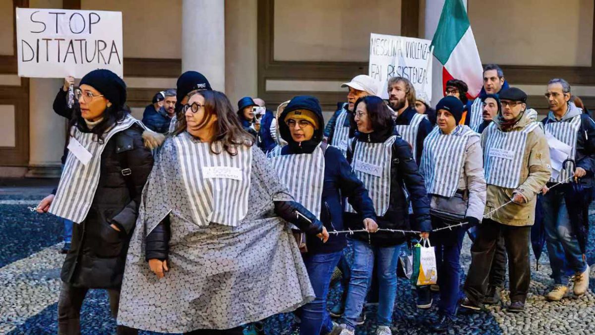 Manifestantes italianos se disfrazan de víctimas del Holocausto