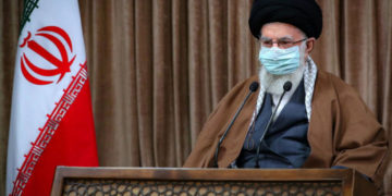 Los iraníes abuchean a Jamenei en una protesta y repudian a Hamás en Gaza