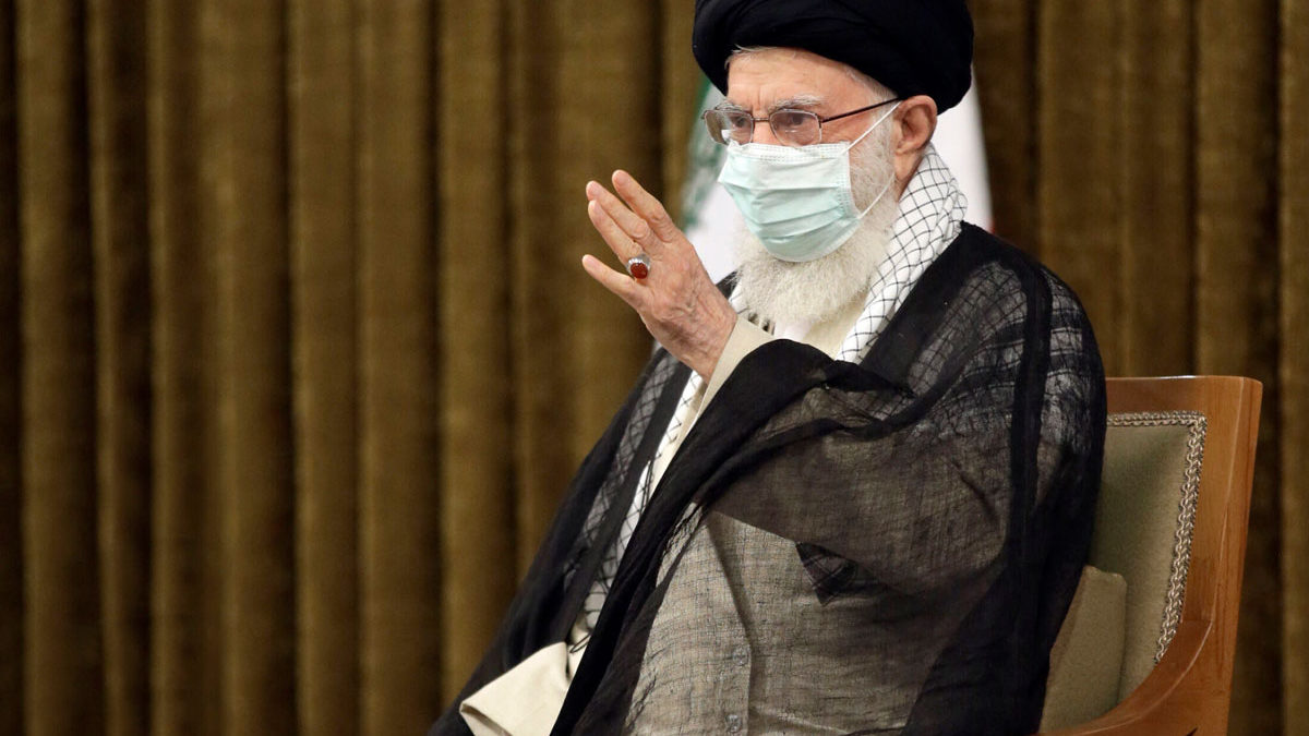 Irán prohíbe periódico que insinuó que Jamenei es responsable de la pobreza